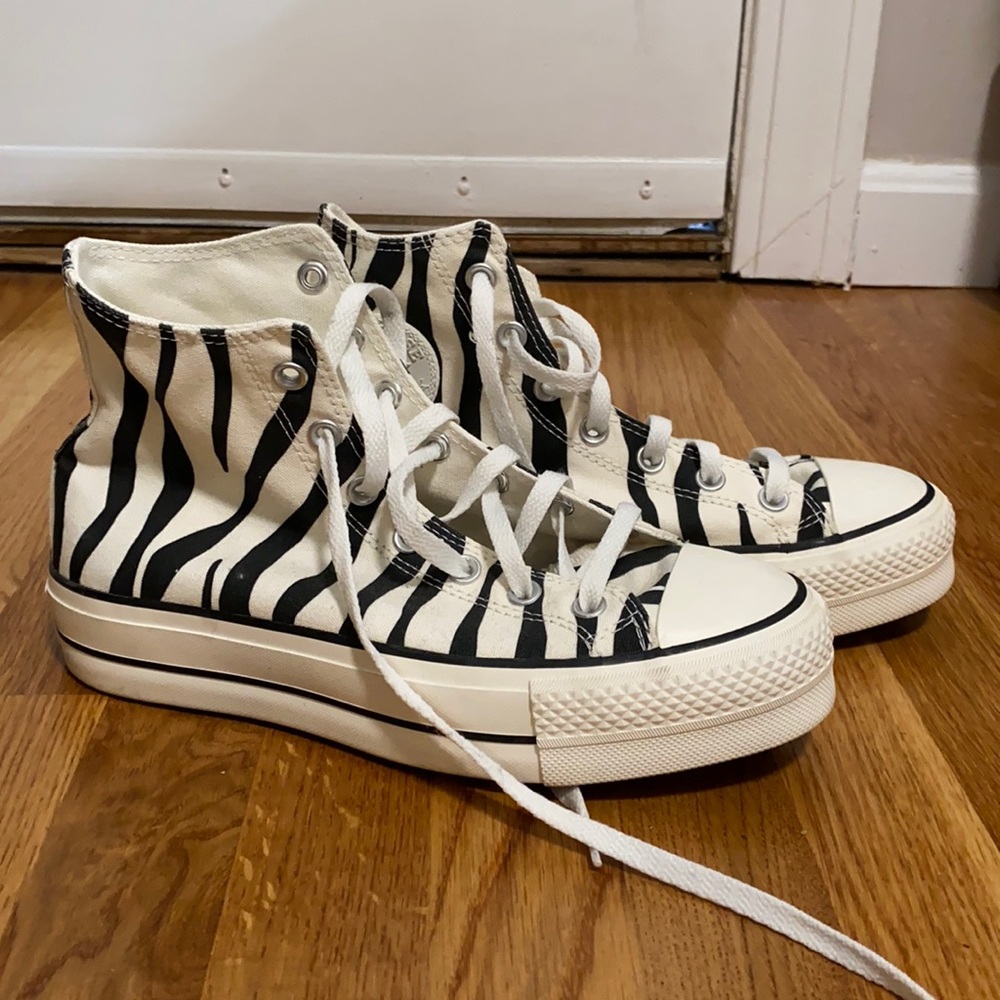 NEVER WORN ZEBRA PLATFORM CONVERSE
